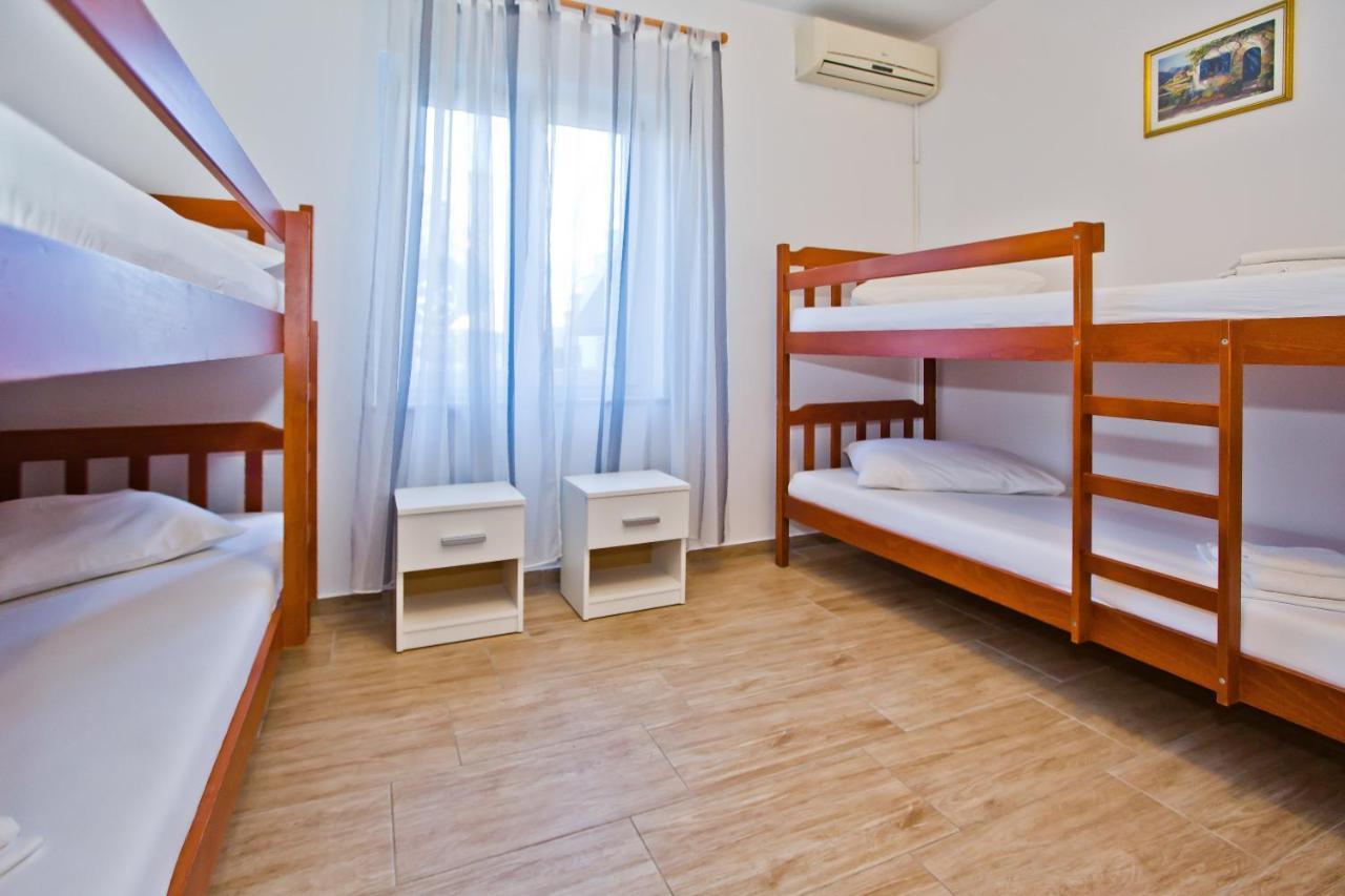Luka'S Lodge Guesthouse & Hostel Χβαρ Εξωτερικό φωτογραφία