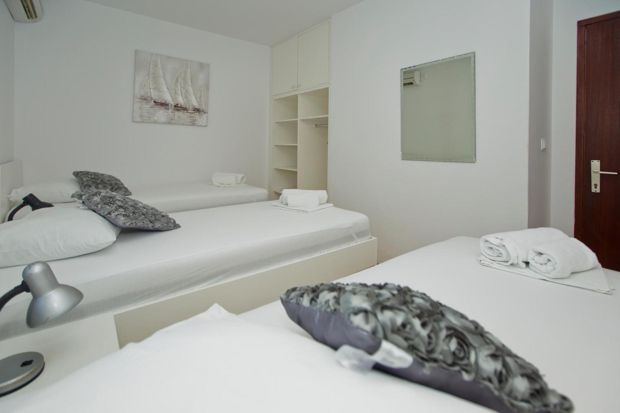 Luka'S Lodge Guesthouse & Hostel Χβαρ Εξωτερικό φωτογραφία