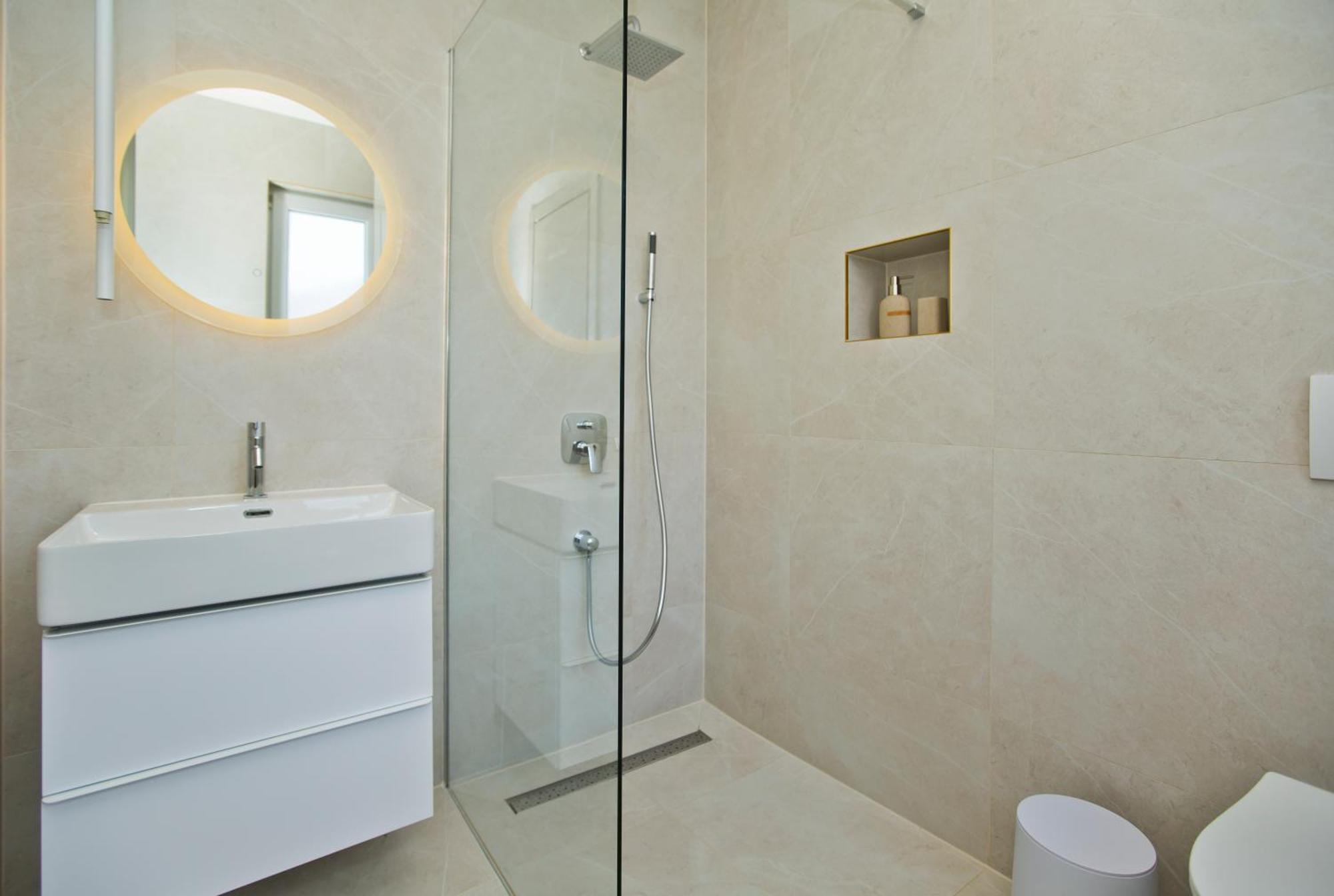 Luka'S Lodge Guesthouse & Hostel Χβαρ Εξωτερικό φωτογραφία