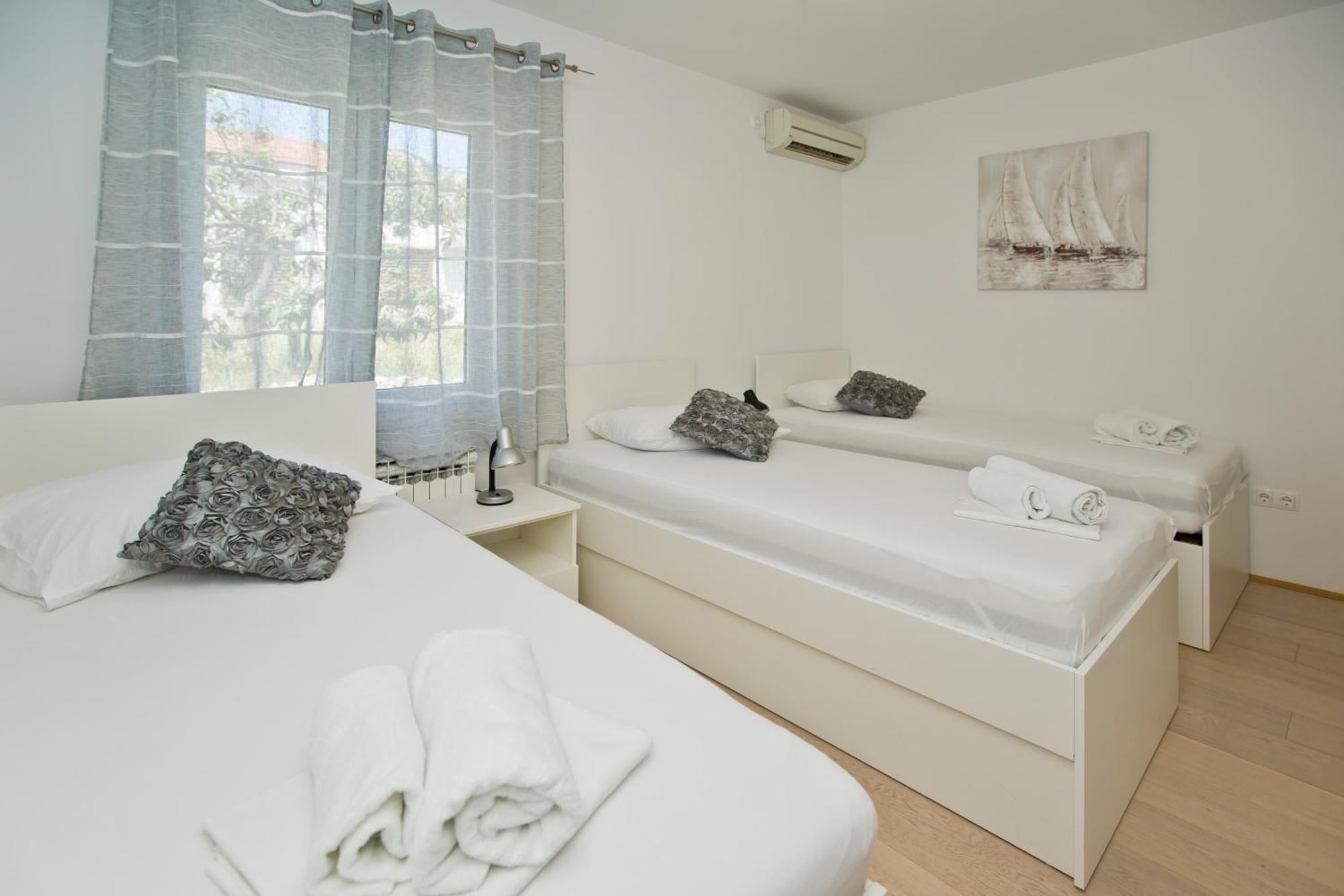 Luka'S Lodge Guesthouse & Hostel Χβαρ Εξωτερικό φωτογραφία
