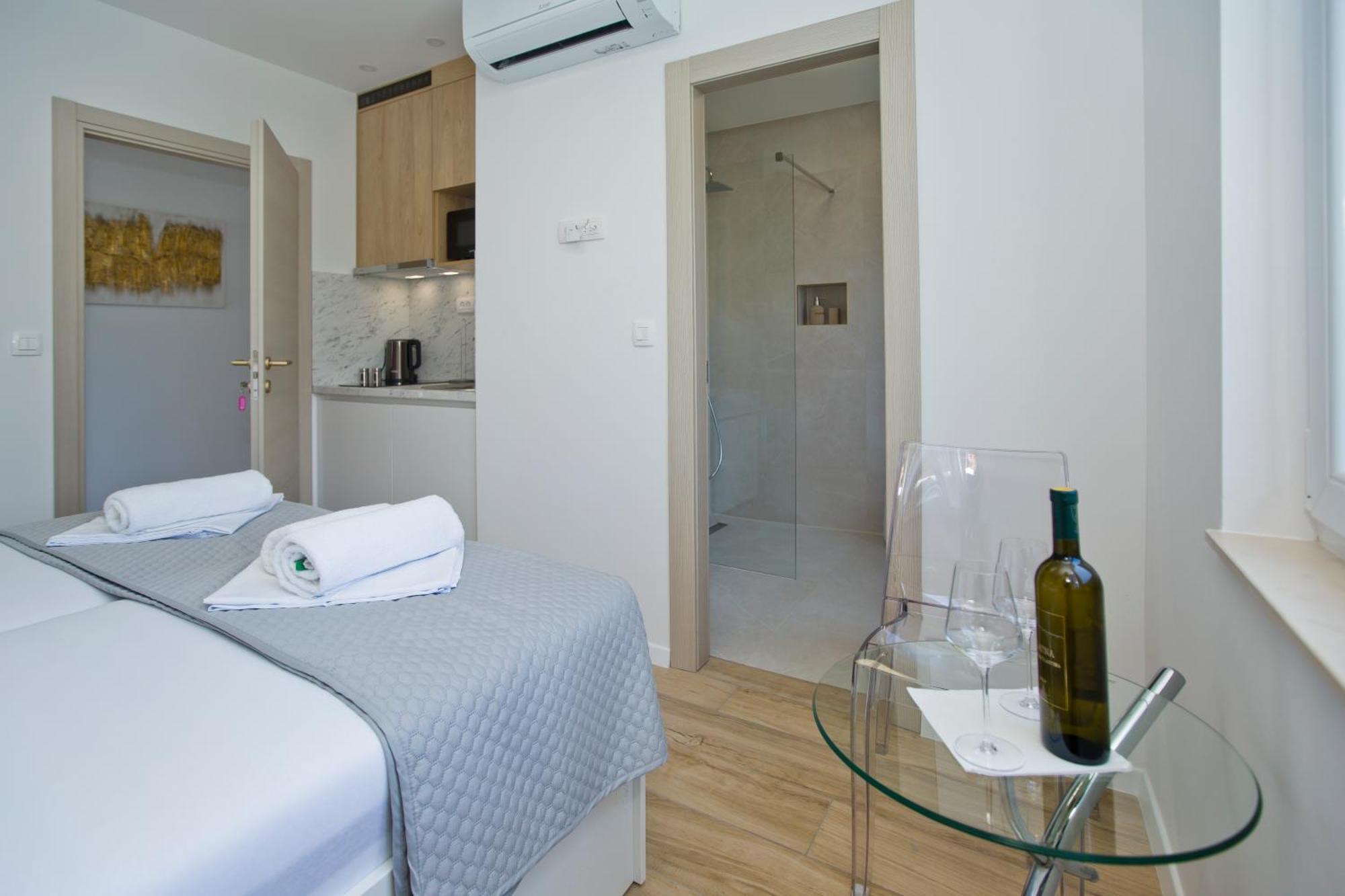 Luka'S Lodge Guesthouse & Hostel Χβαρ Εξωτερικό φωτογραφία