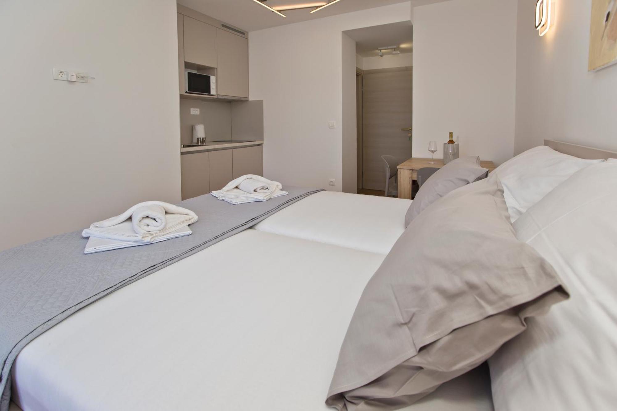 Luka'S Lodge Guesthouse & Hostel Χβαρ Εξωτερικό φωτογραφία