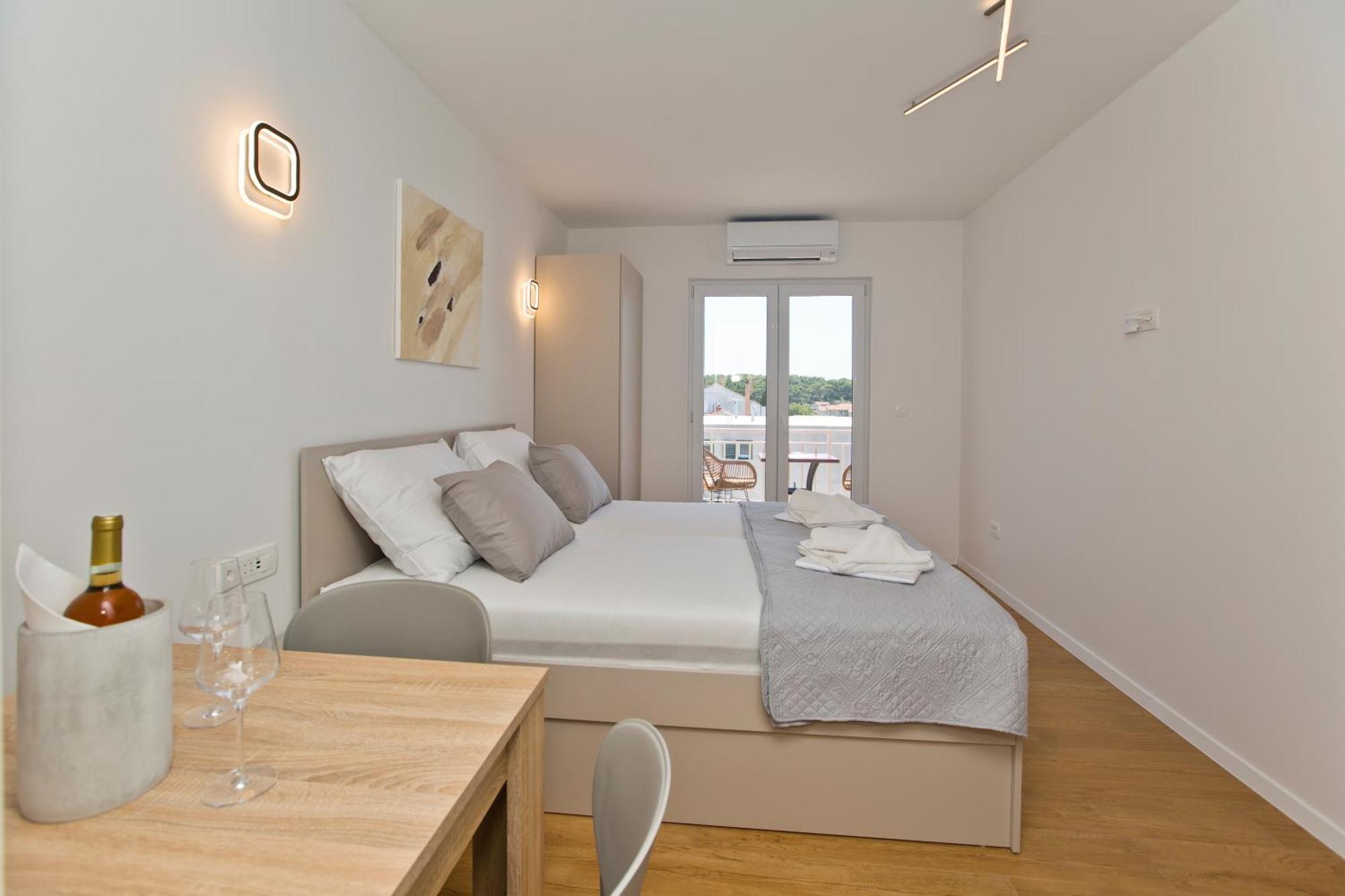 Luka'S Lodge Guesthouse & Hostel Χβαρ Εξωτερικό φωτογραφία