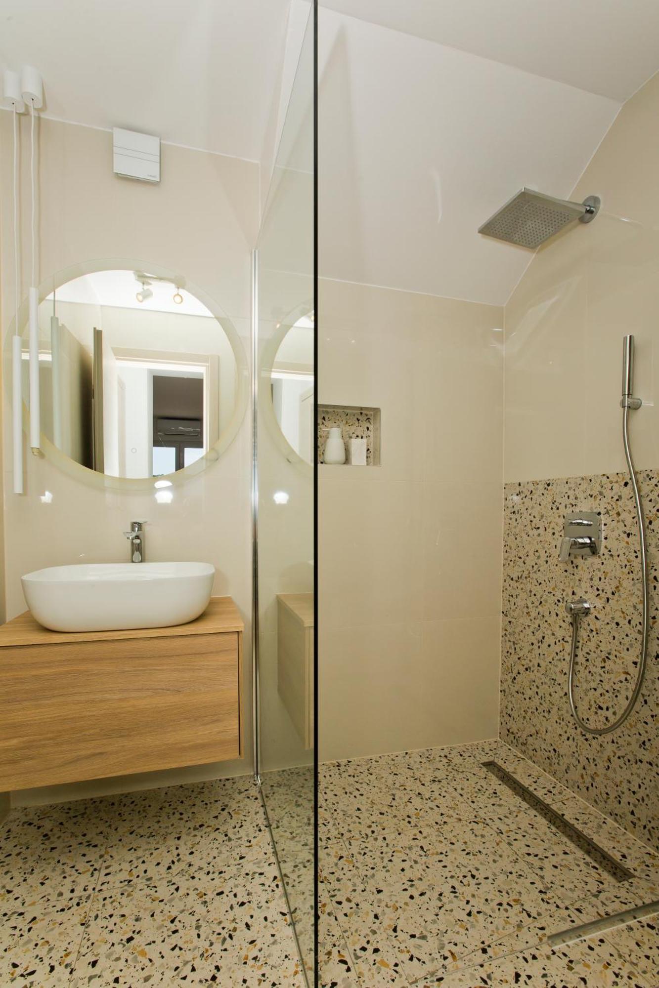 Luka'S Lodge Guesthouse & Hostel Χβαρ Εξωτερικό φωτογραφία