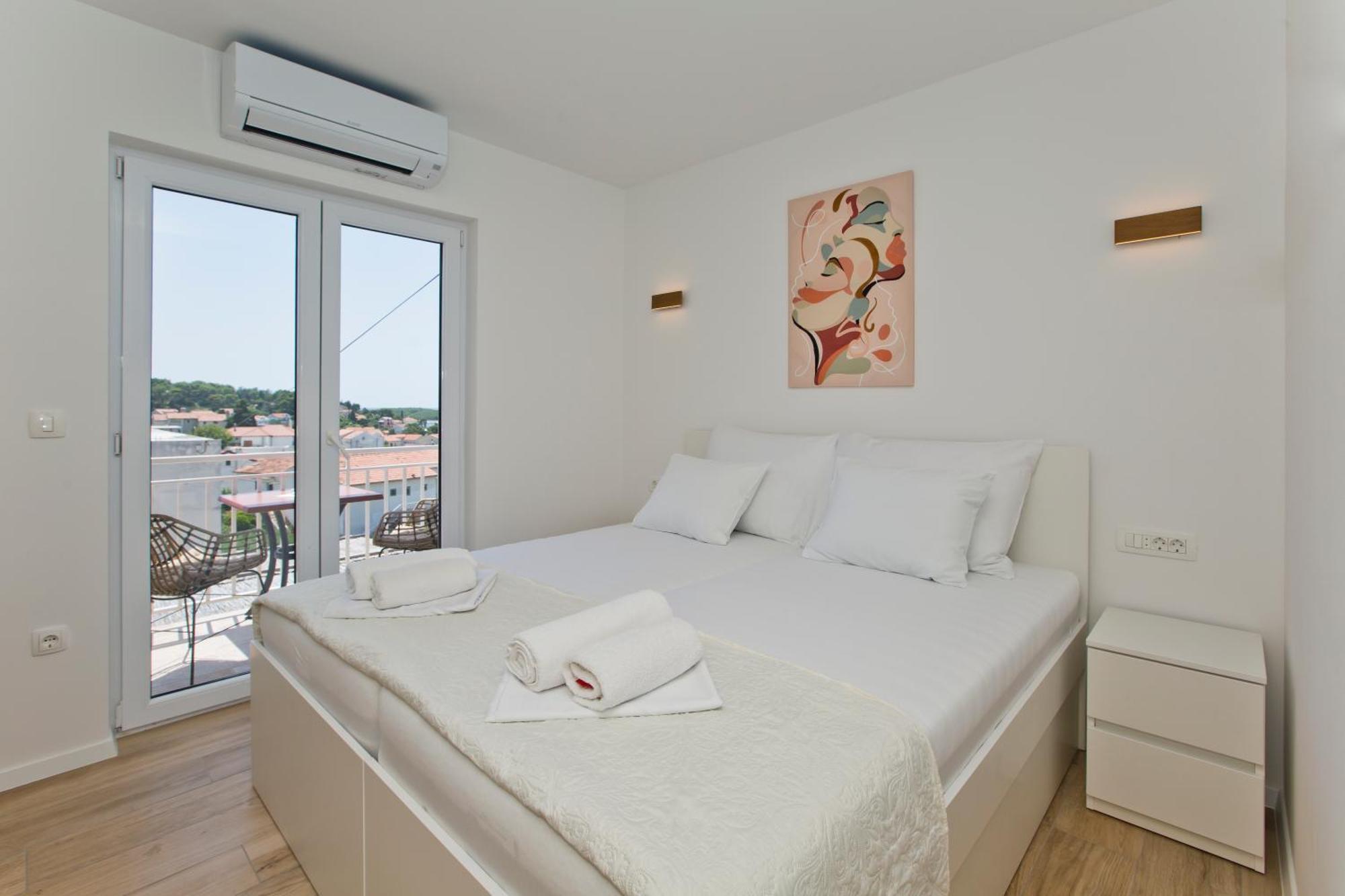 Luka'S Lodge Guesthouse & Hostel Χβαρ Εξωτερικό φωτογραφία
