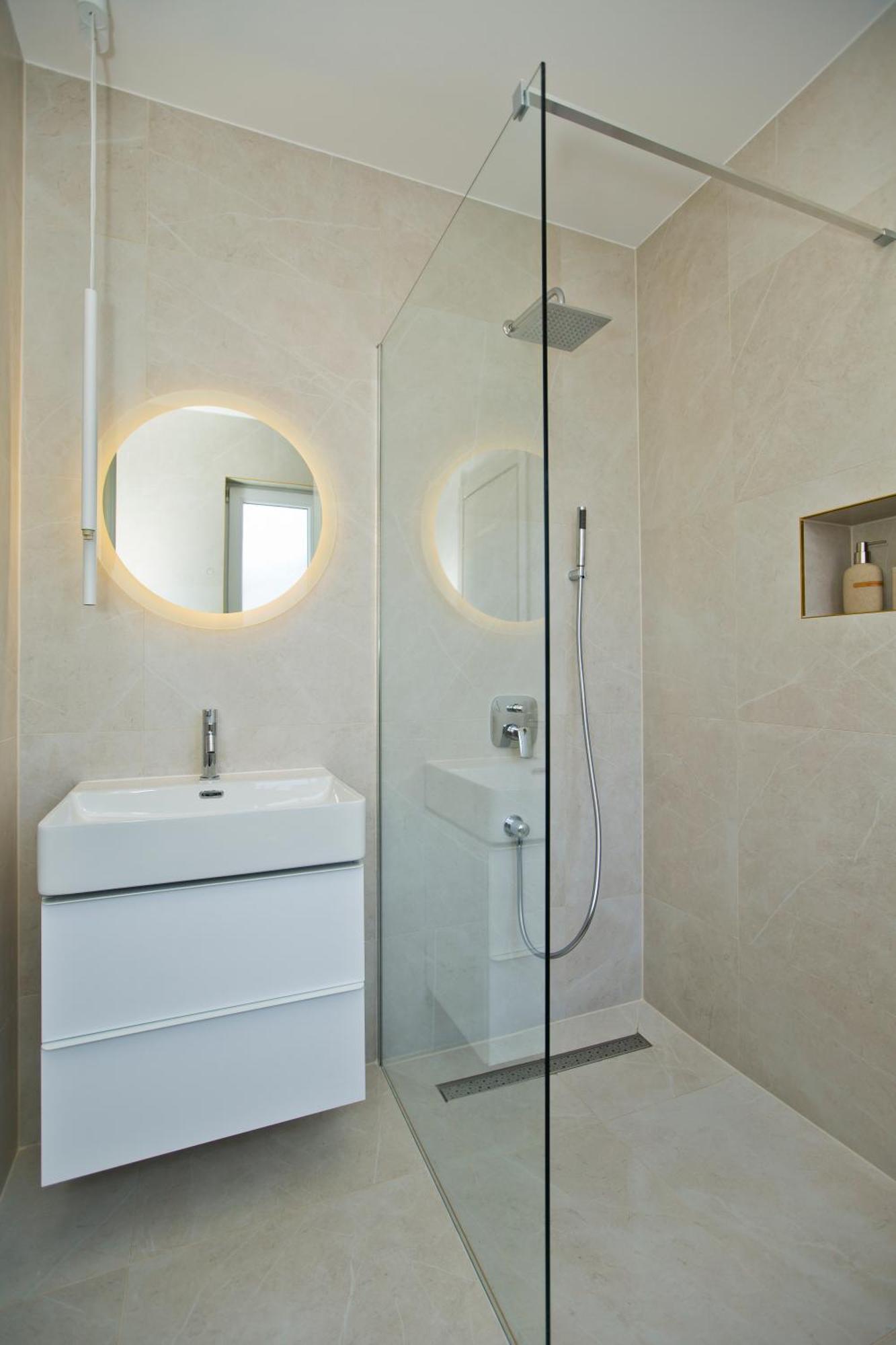 Luka'S Lodge Guesthouse & Hostel Χβαρ Εξωτερικό φωτογραφία