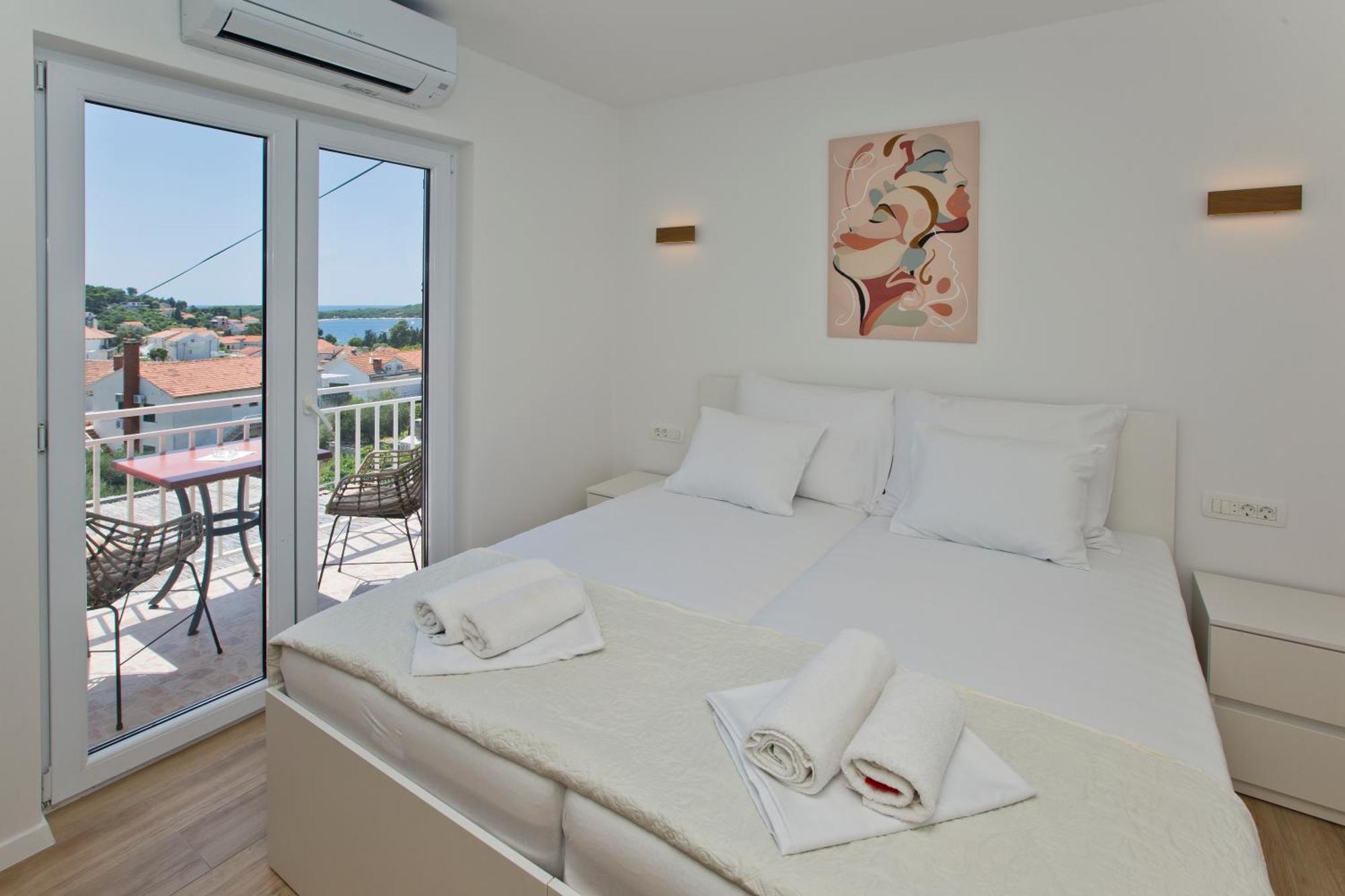 Luka'S Lodge Guesthouse & Hostel Χβαρ Εξωτερικό φωτογραφία