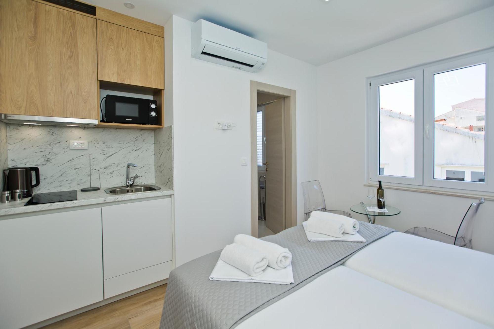 Luka'S Lodge Guesthouse & Hostel Χβαρ Εξωτερικό φωτογραφία