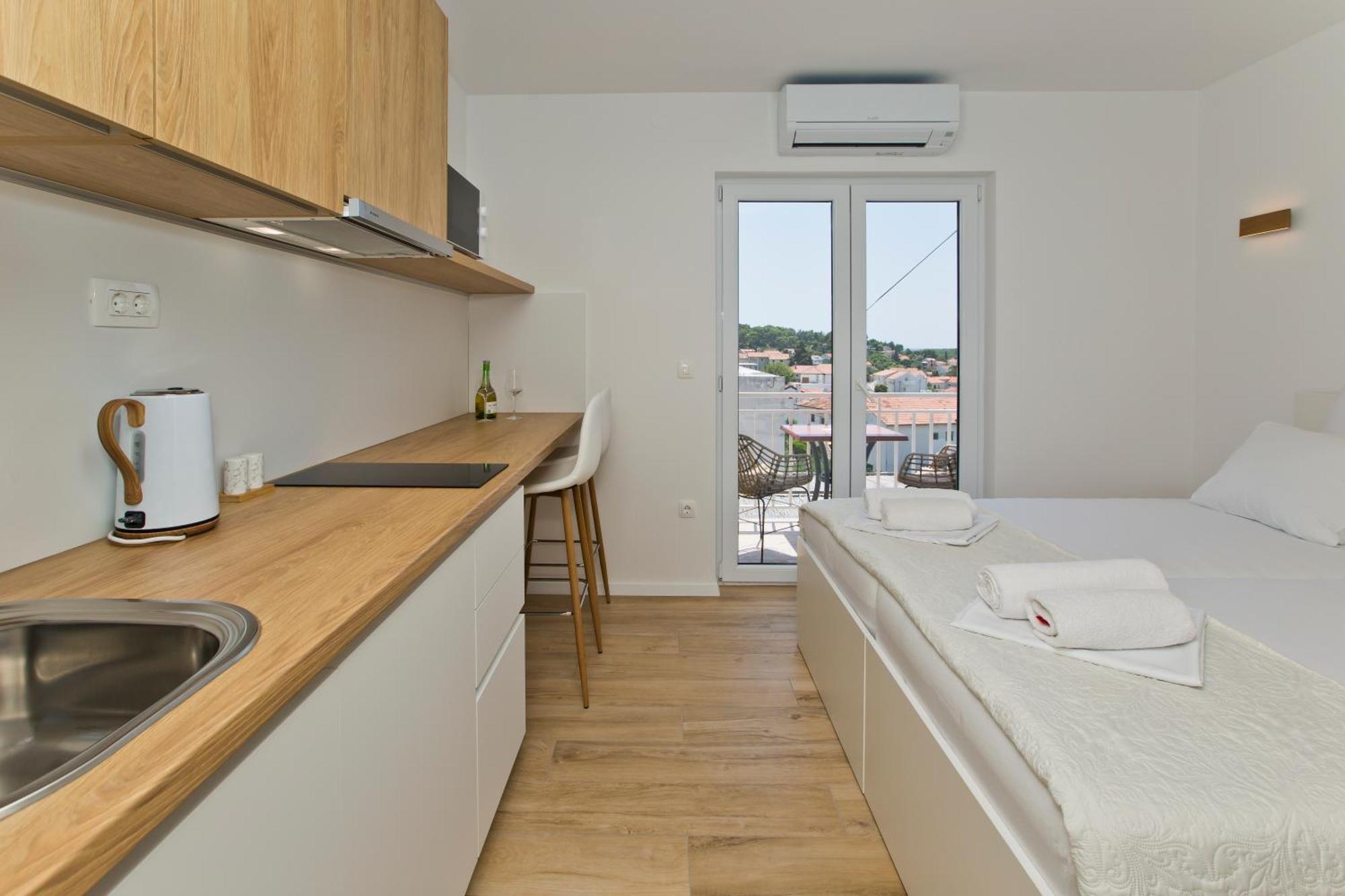 Luka'S Lodge Guesthouse & Hostel Χβαρ Εξωτερικό φωτογραφία