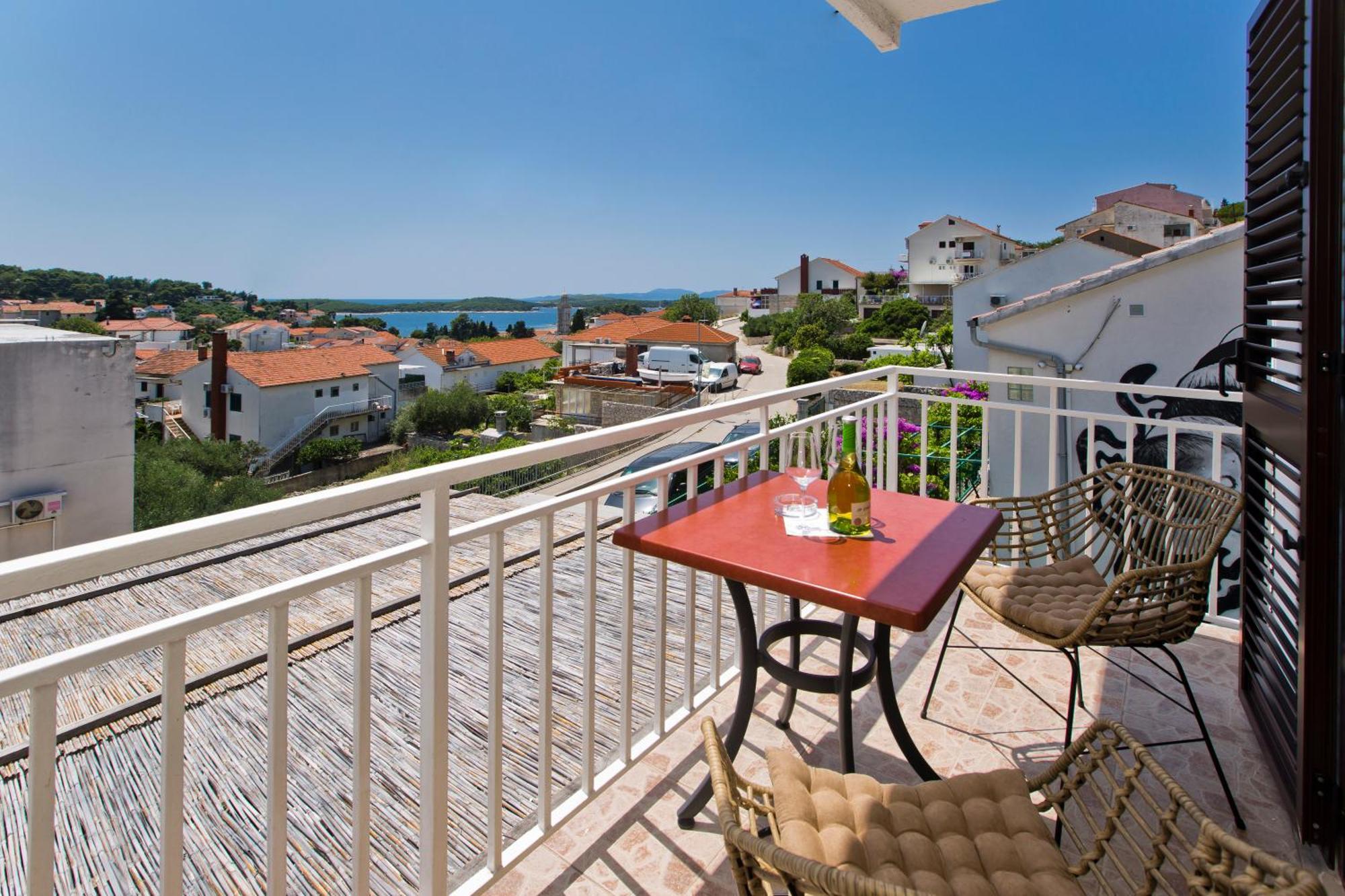 Luka'S Lodge Guesthouse & Hostel Χβαρ Εξωτερικό φωτογραφία
