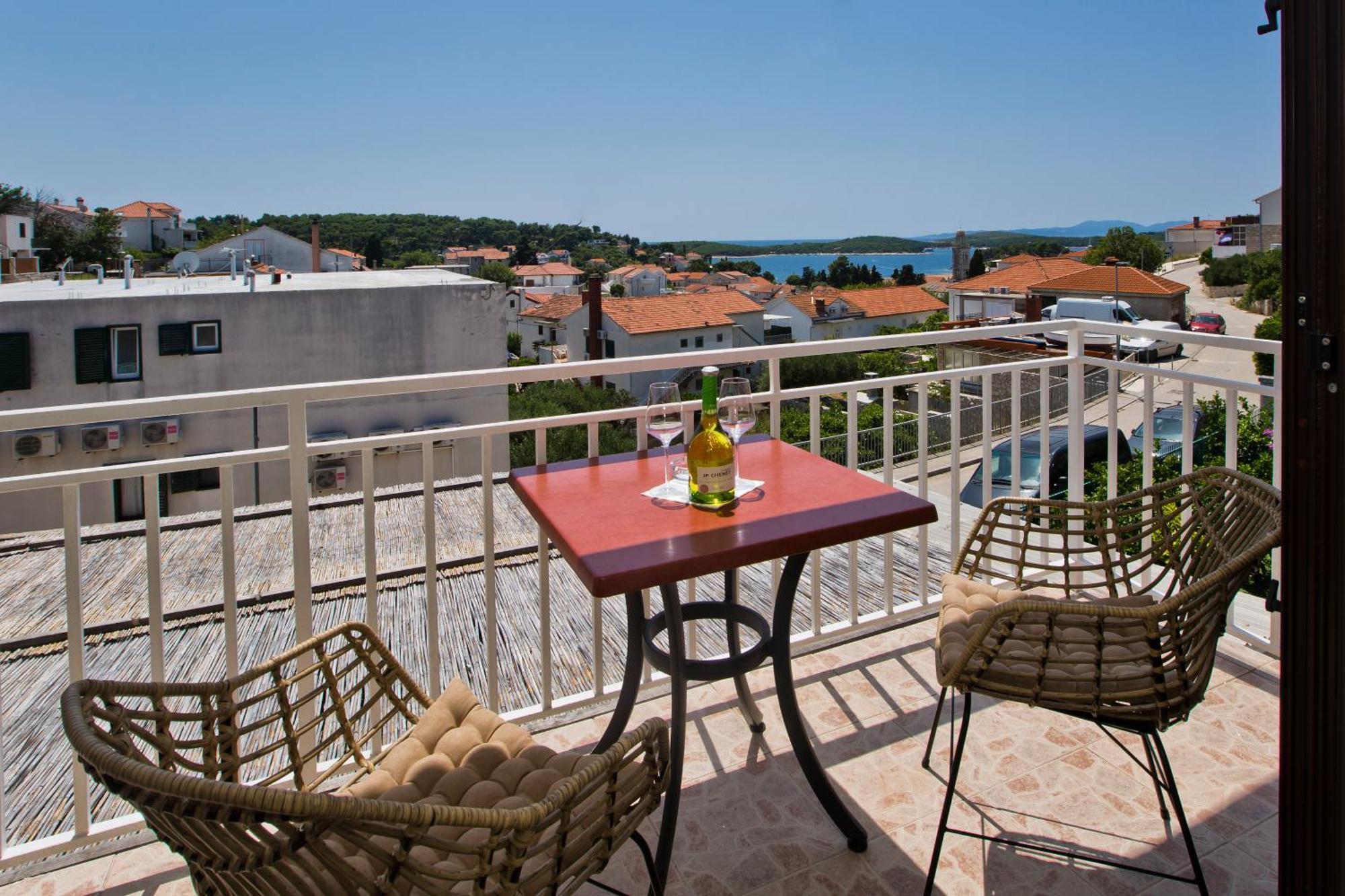 Luka'S Lodge Guesthouse & Hostel Χβαρ Εξωτερικό φωτογραφία