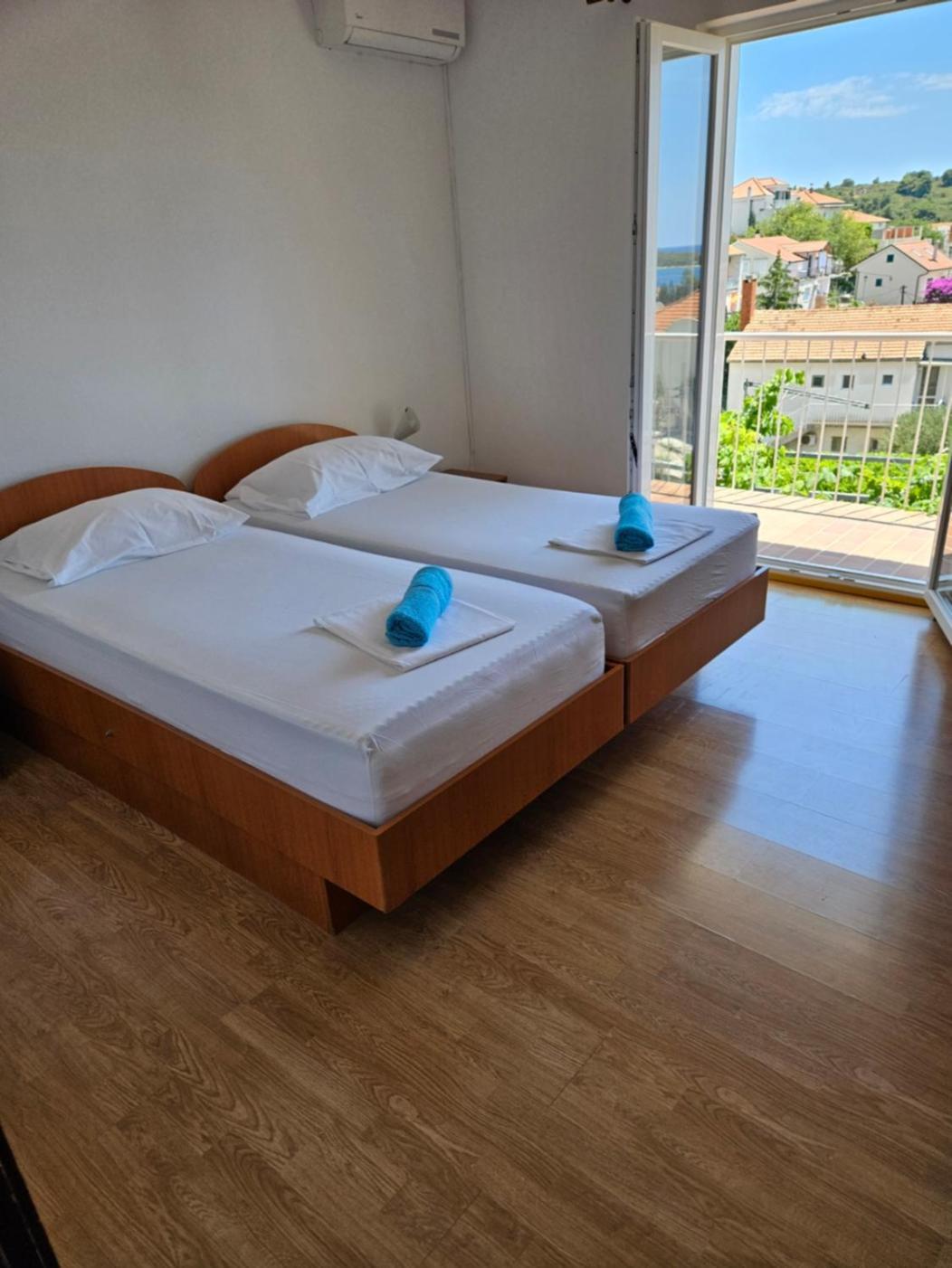Luka'S Lodge Guesthouse & Hostel Χβαρ Εξωτερικό φωτογραφία