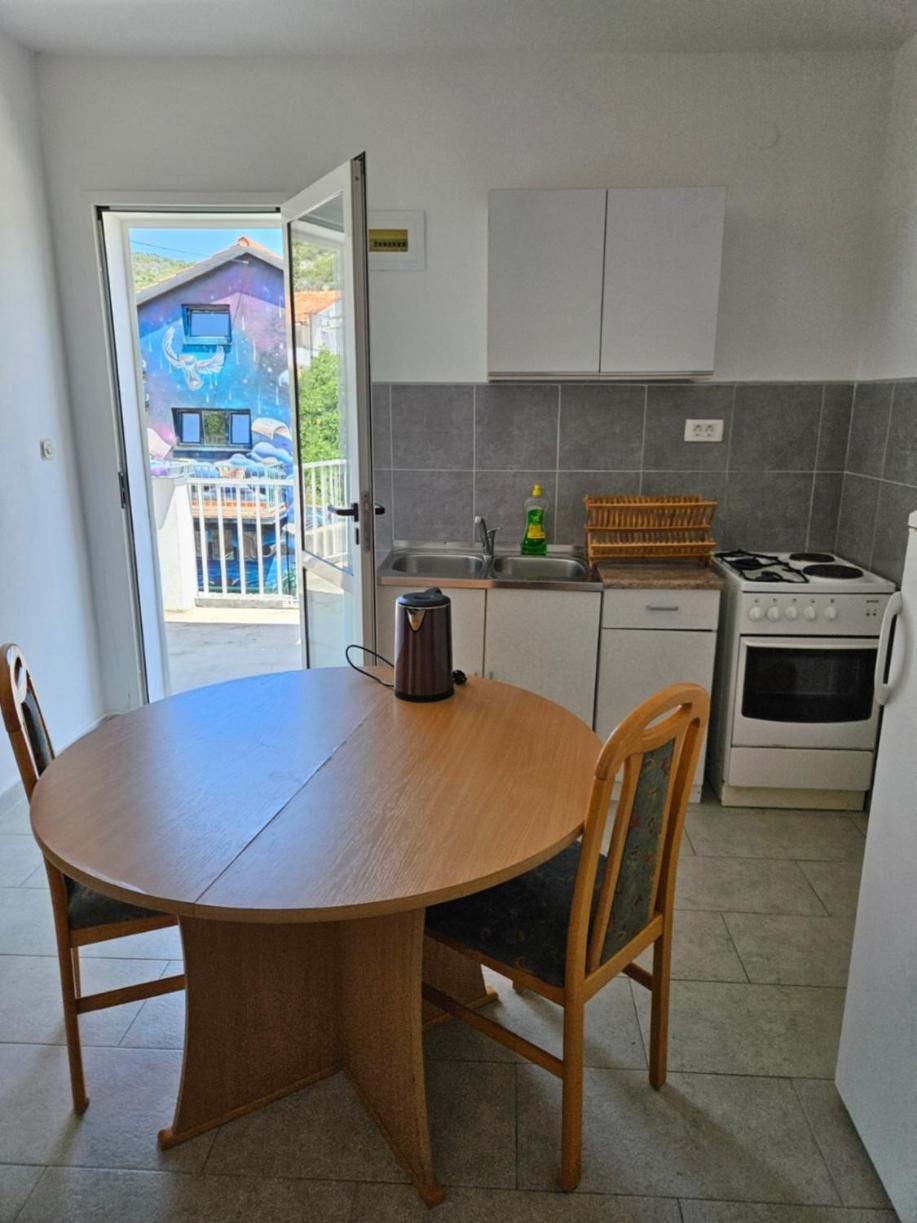 Luka'S Lodge Guesthouse & Hostel Χβαρ Εξωτερικό φωτογραφία