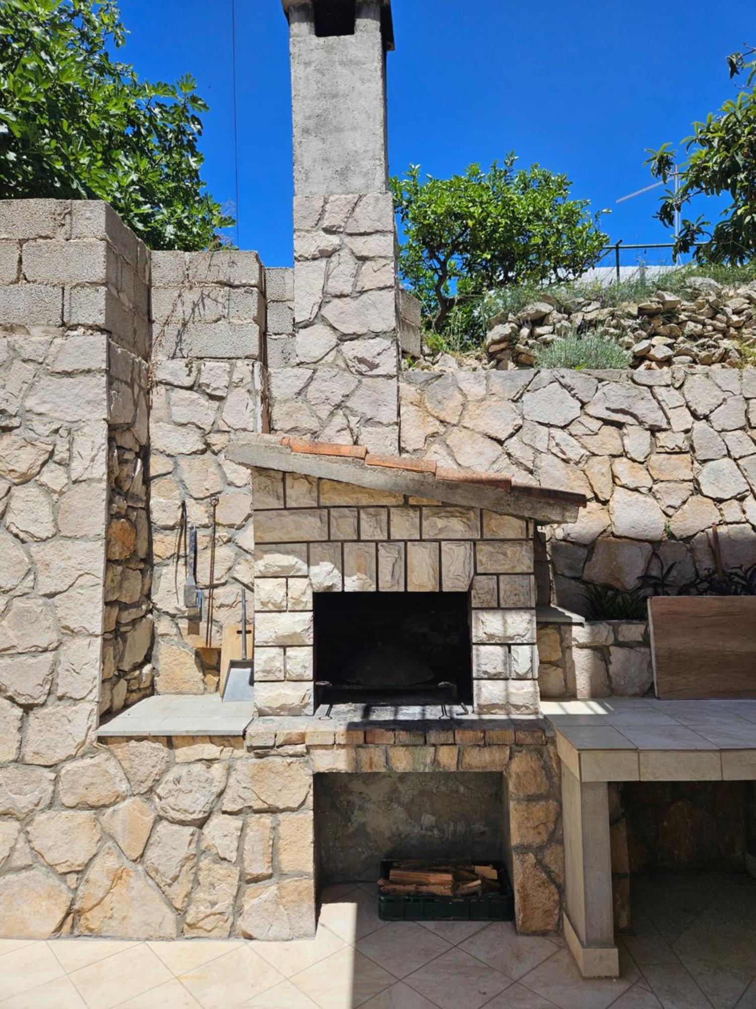 Luka'S Lodge Guesthouse & Hostel Χβαρ Εξωτερικό φωτογραφία