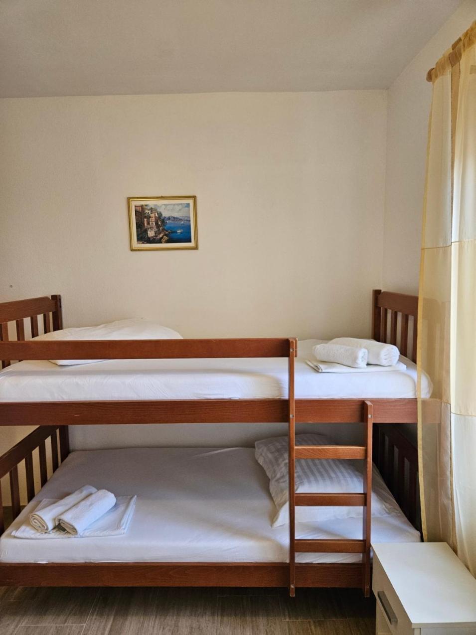 Luka'S Lodge Guesthouse & Hostel Χβαρ Εξωτερικό φωτογραφία