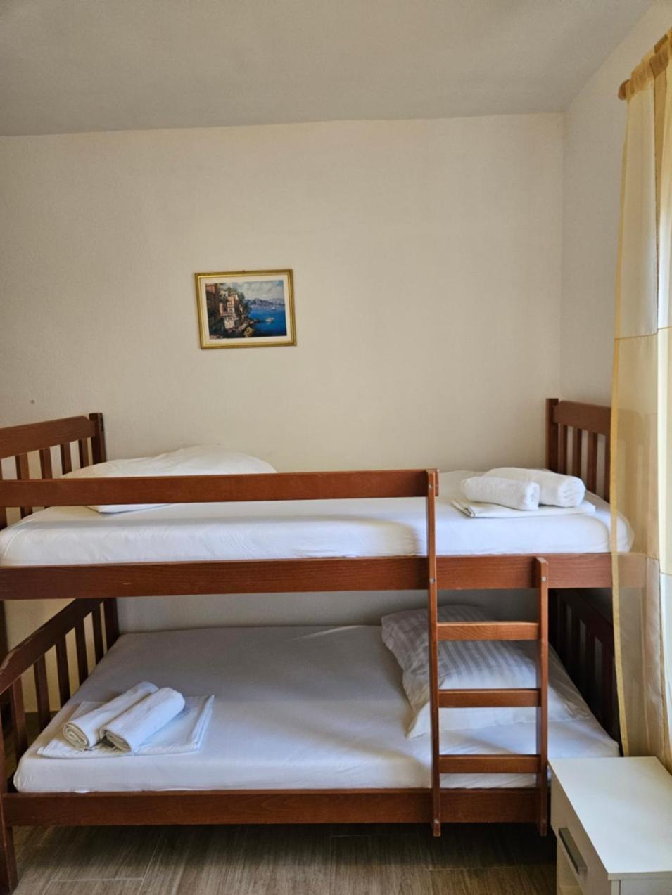 Luka'S Lodge Guesthouse & Hostel Χβαρ Εξωτερικό φωτογραφία