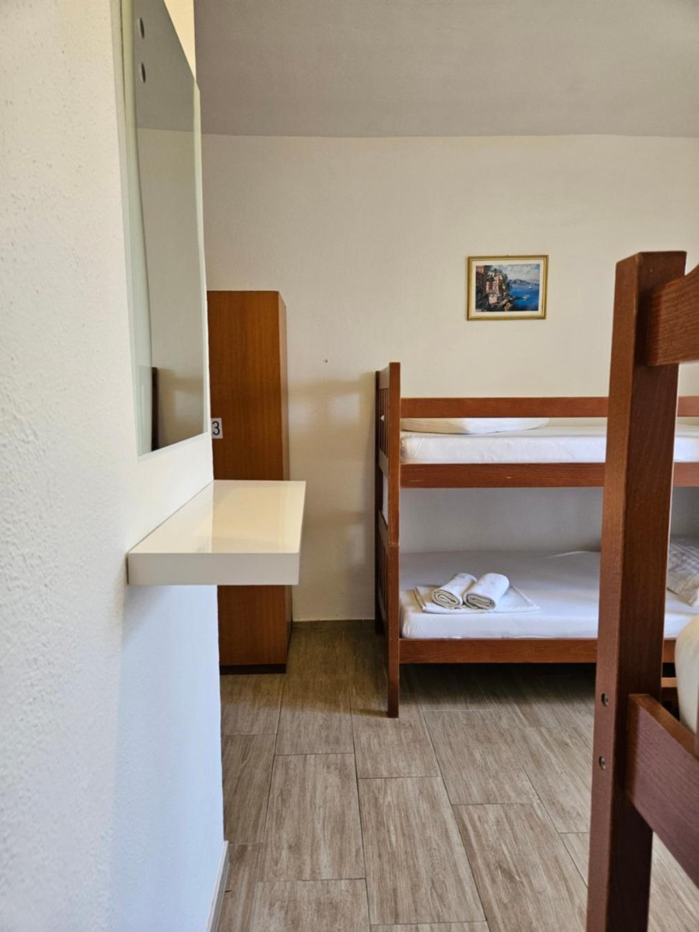 Luka'S Lodge Guesthouse & Hostel Χβαρ Εξωτερικό φωτογραφία
