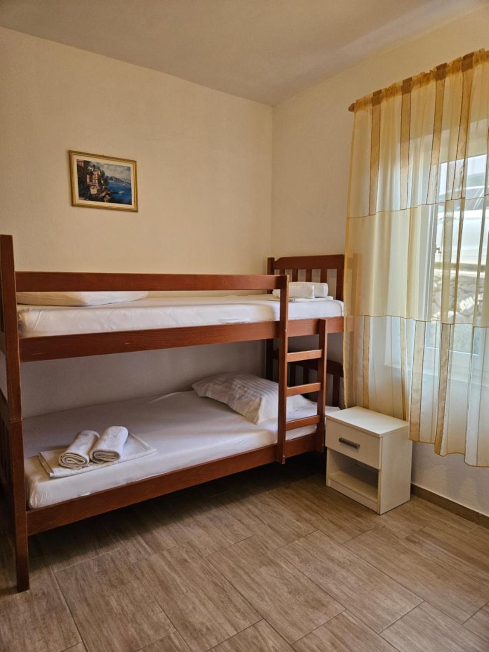 Luka'S Lodge Guesthouse & Hostel Χβαρ Εξωτερικό φωτογραφία