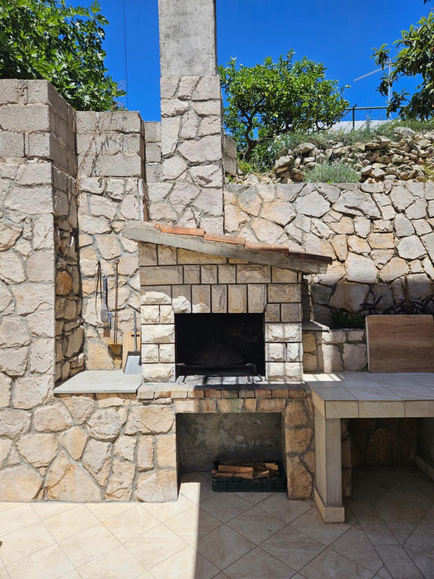 Luka'S Lodge Guesthouse & Hostel Χβαρ Εξωτερικό φωτογραφία