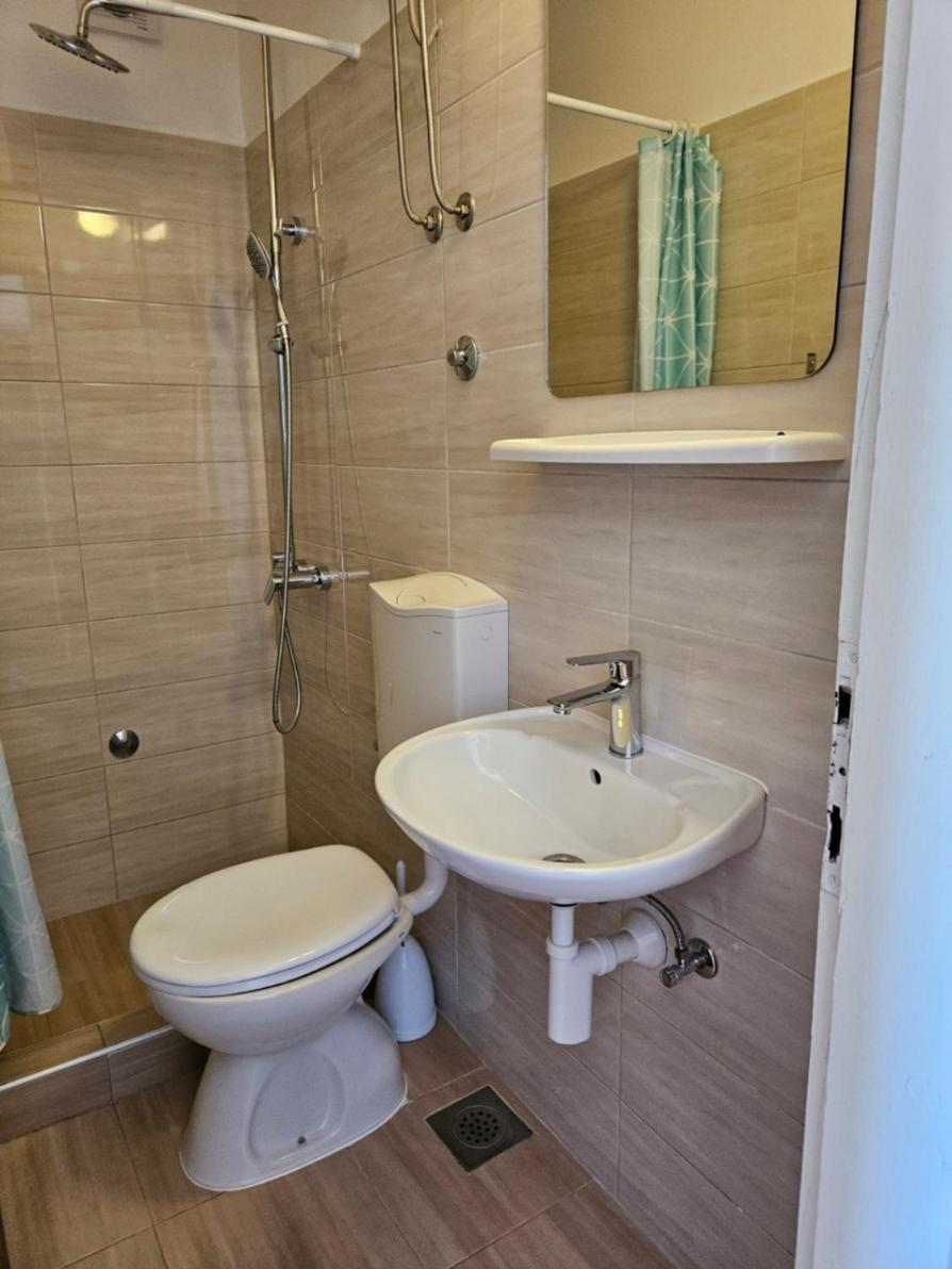 Luka'S Lodge Guesthouse & Hostel Χβαρ Εξωτερικό φωτογραφία
